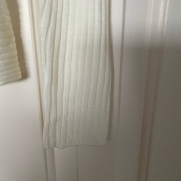 NEVER WORN. White ribbed crossover sweater. - Picture 4 of 5